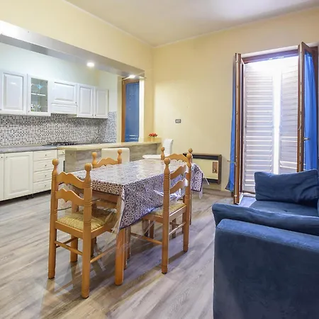 Lovely In With Kitchen דירה