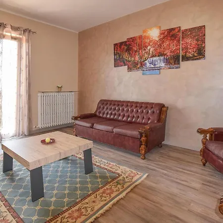 דירה Lovely In With Kitchen
